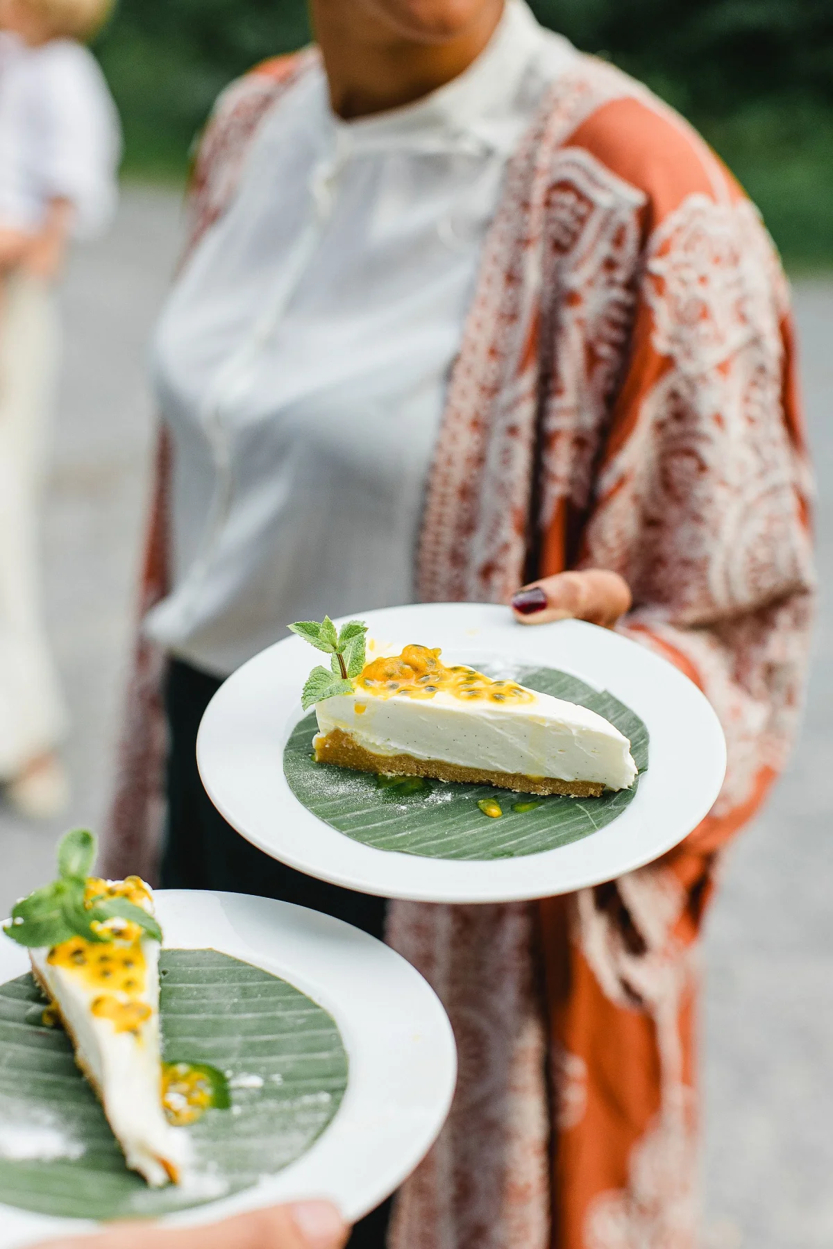 Passionsfrucht-Cheesecake auf Bananenblatt serviert beim Cochinchin Catering-Event
